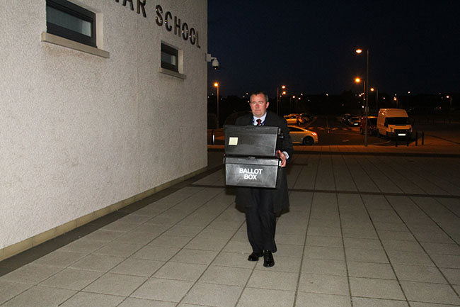The first of the ballot boxes arrives at Kirkwall Grammar School. (www.theorcadianphotos.co.uk)