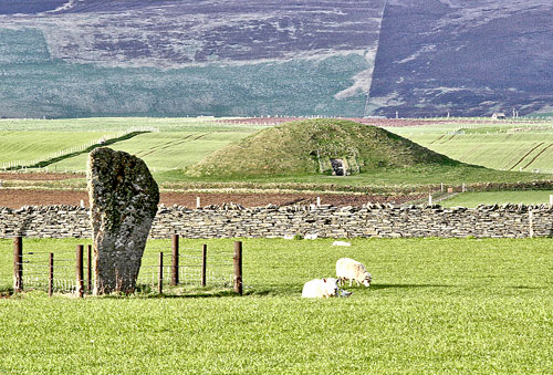 Maeshowe, with the Barnhouse Stone in the foreground. (www.theorcadianphotos.co.uk)